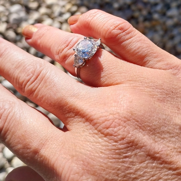 Elegant Sterling Silver Women's Ring - Picture 13 of 16